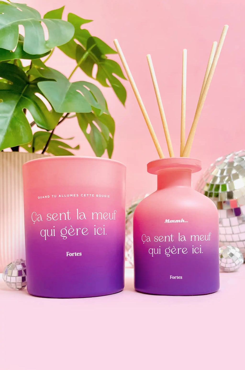 Bougie et diffuseur à bâtonnets Fortes Camélia, rose et violet, avec le message « Ça sent la meuf qui gère ici »