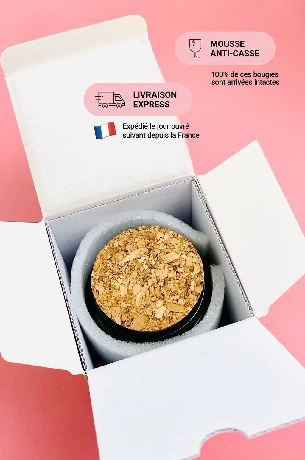 Bougie Fortes Lavande fermée par un bouchon en liège, dans son coffret ouvert et sa mousse de protection