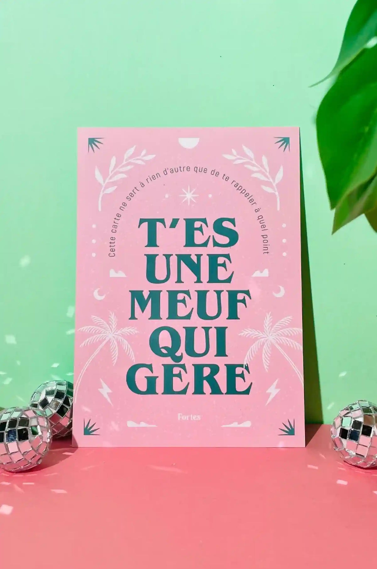 Carte rose Fortes « T’es une meuf qui gère » avec inscription verte et motifs de feuillage
