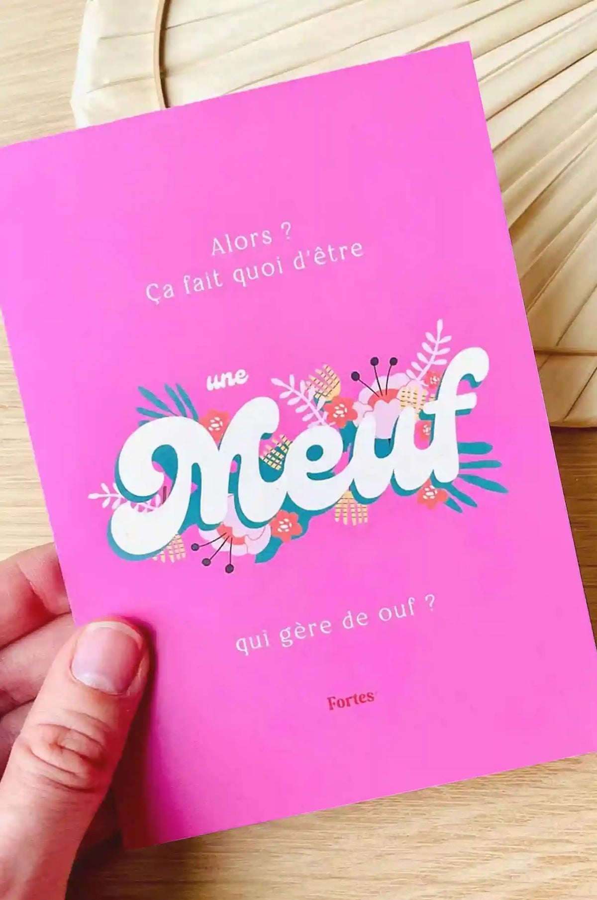 Carte rose Fortes tenue en main : « Alors ? Ça fait quoi d’être une meuf qui gère de ouf ? »