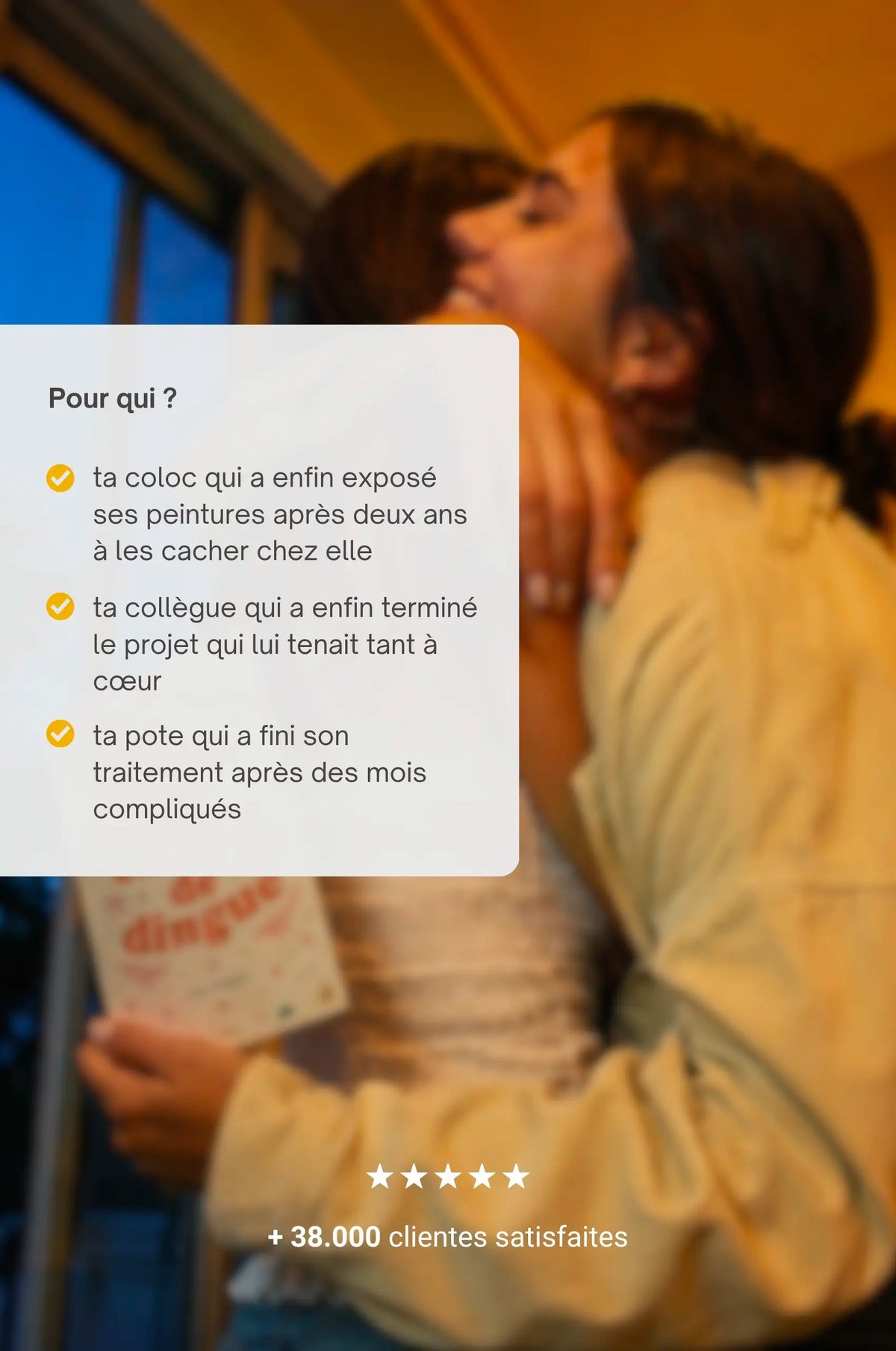 Deux femmes s’embrassent, avec des idées de destinataires pour les cartes Fortes et une note de cinq étoiles