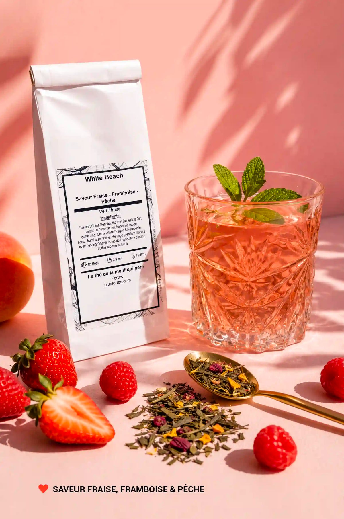 Thé Fortes fraise, framboise et pêche avec sachet, verre de thé glacé, fruits et cuillère de thé en vrac