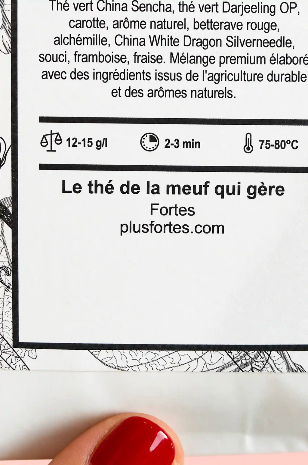 Gros plan de l’étiquette du thé Fortes : ingrédients et conseils d’infusion, 12–15 g/l, 2–3 minutes, 75–80 °C