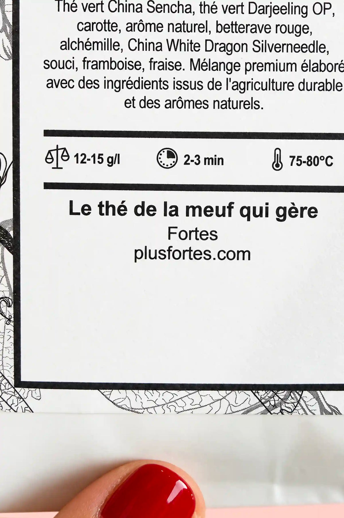 Gros plan de l’étiquette du thé Fortes : ingrédients et conseils d’infusion, 12–15 g/l, 2–3 minutes, 75–80 °C