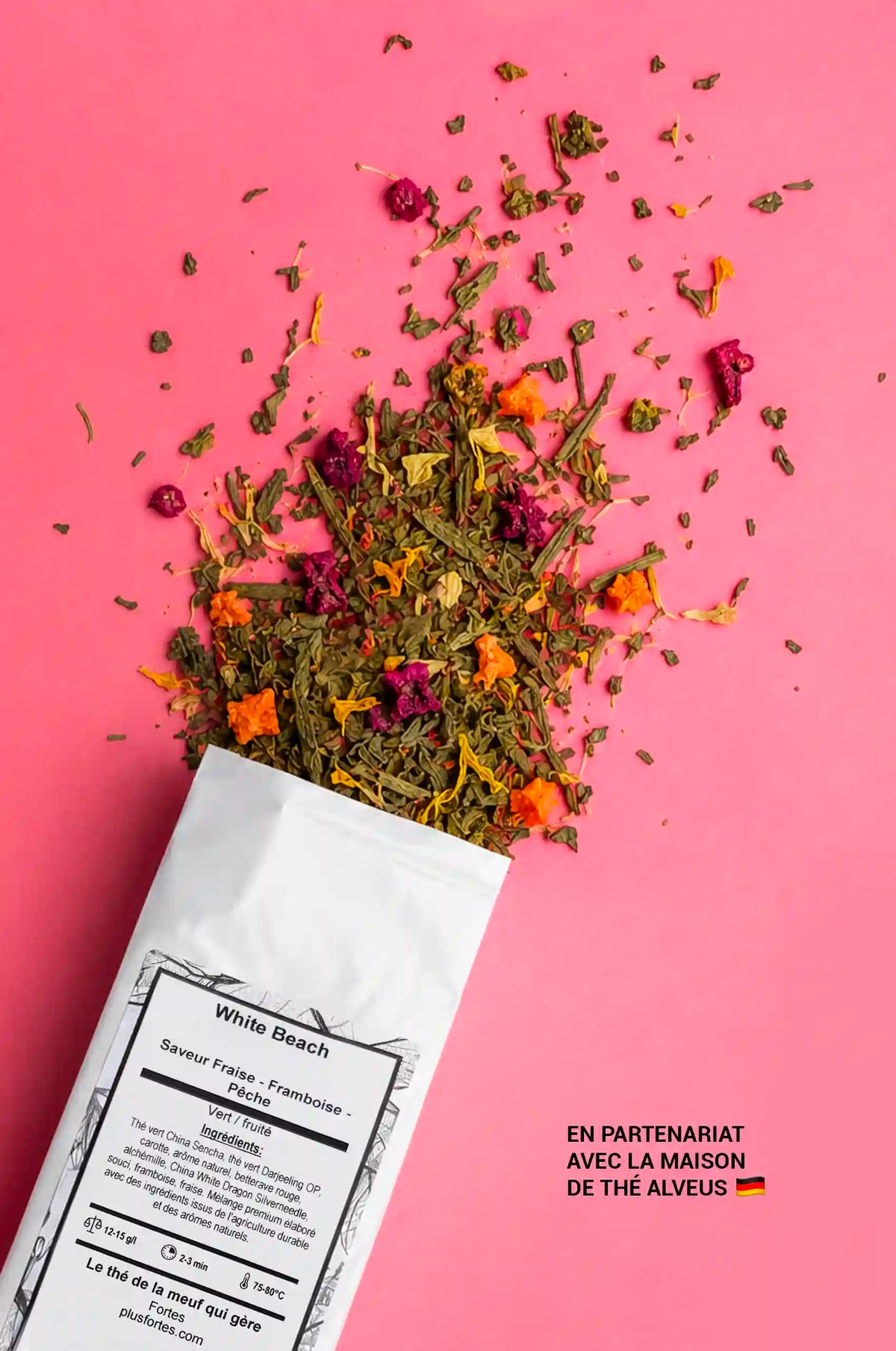 Thé Fortes en vrac versé d’un sachet sur fond rose, avec mention du partenariat avec la maison de thé Alveus